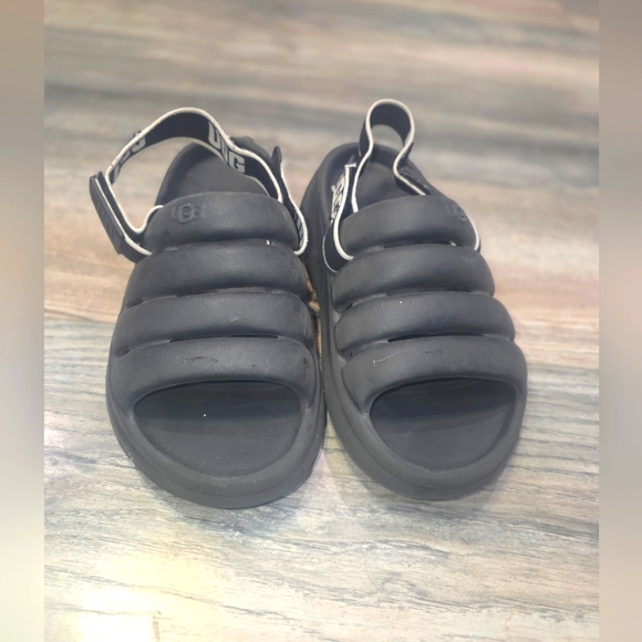 Kids Black SandalsUgg Sport Yeah Slide  Black Slip On Casual Sandals Size 2 - Picture 1 of 4